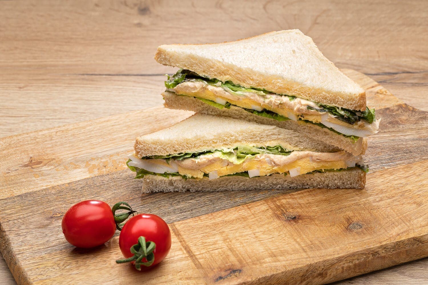 Toast s tuňákovou pomazánkou a vajíčkem